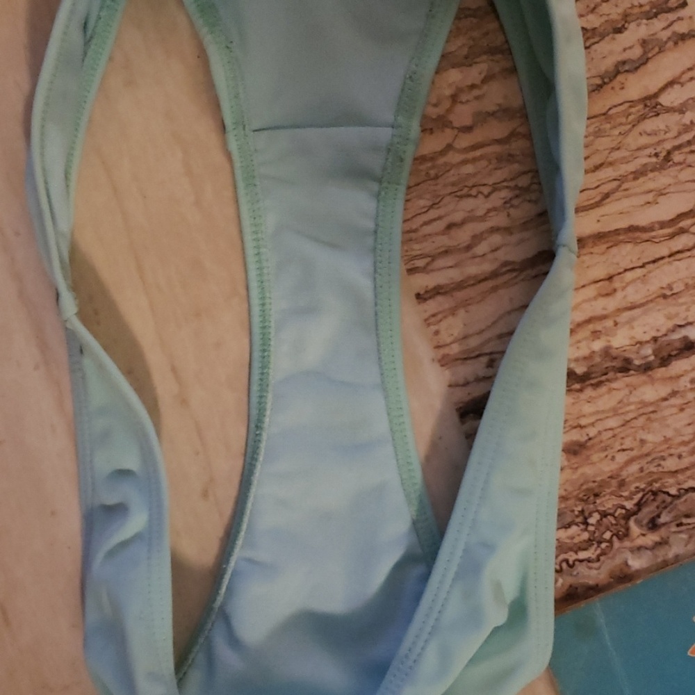 Bikini - Picture 3 of 6